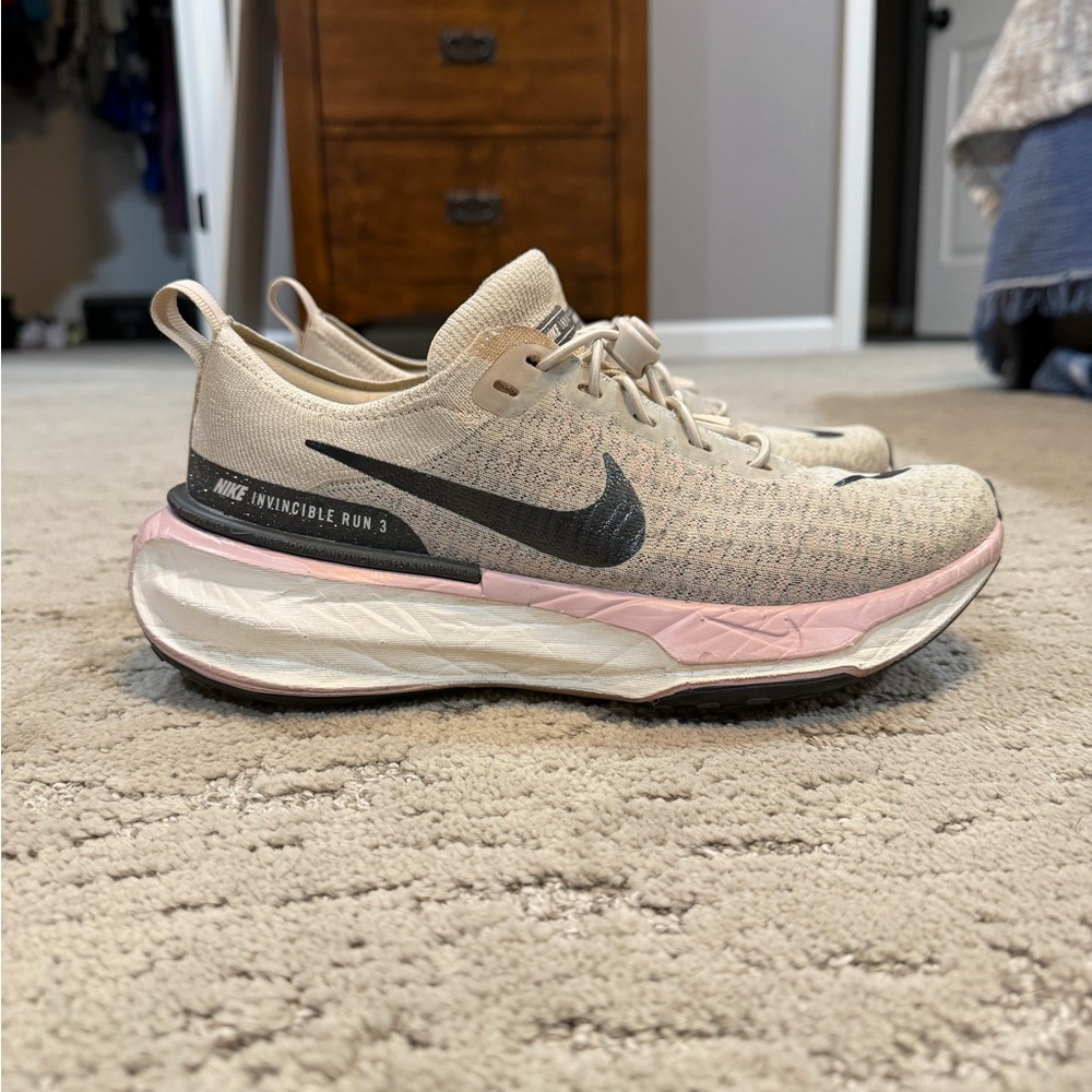 Nike Women's Invincible Run 3 - Beige and Pink